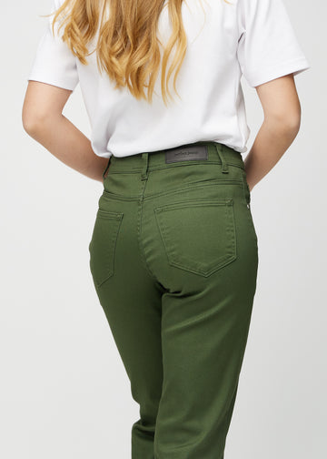 Regular-jeans til kvinner i mørkegrønn, fargen Renewals. Nærbilde bakfra på en modell, som viser passform og detaljer.