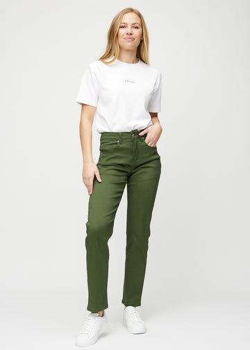 Regular-jeans til kvinner i mørkegrønn, fargen Renewals. Helhetsbilde av en modell med jeansen på.