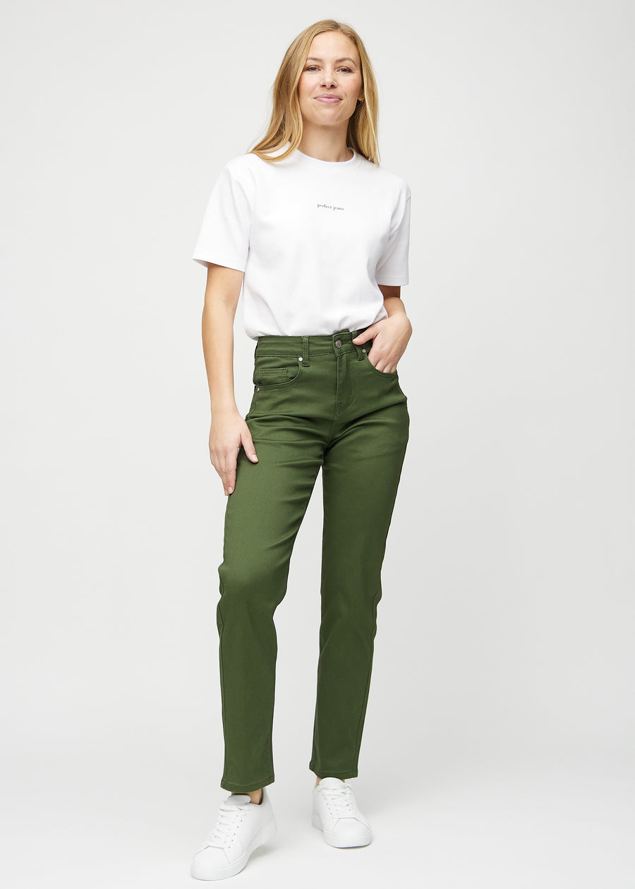 Regular-jeans til kvinner i mørkegrønn, fargen Renewals. Helhetsbilde av en modell med jeansen på.