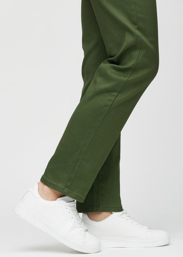 Regular-jeans til kvinner i mørkegrønn, fargen Renewals. Nærbilde ved anklene på en modell, som viser de rette benavslutningene.