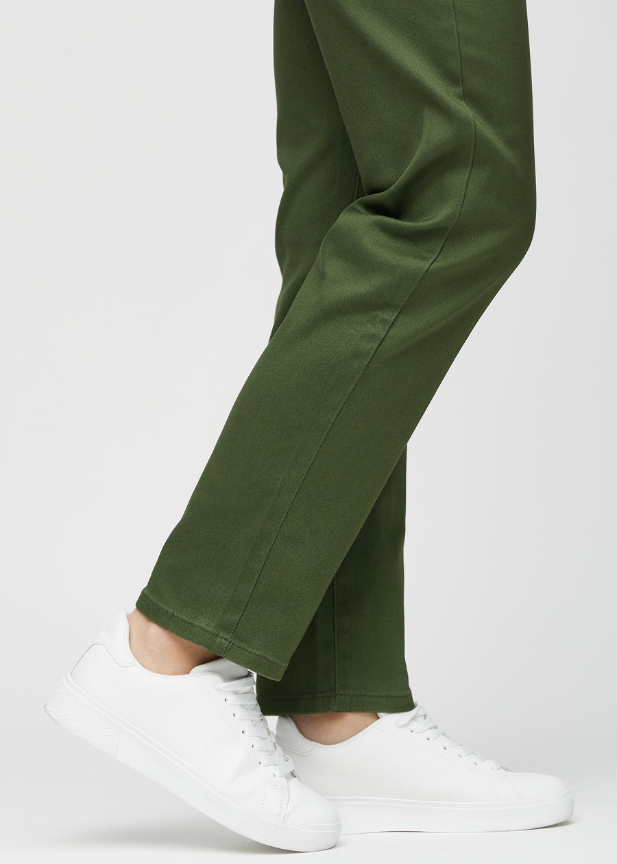 Regular-jeans til kvinner i mørkegrønn, fargen Renewals. Nærbilde ved anklene på en modell, som viser de rette benavslutningene.