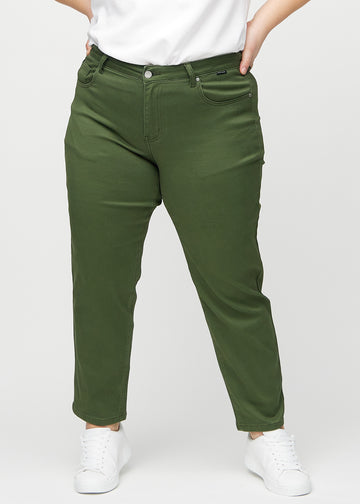 Regular-jeans til kvinner i mørkegrønn, fargen Renewals. Sett forfra på en plus size-modell, med en klassisk rett benfasong.