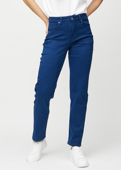 Regular-jeans til kvinner i mørkeblå, fargen Royals. Sett forfra på en modell, med en klassisk rett benfasong.
