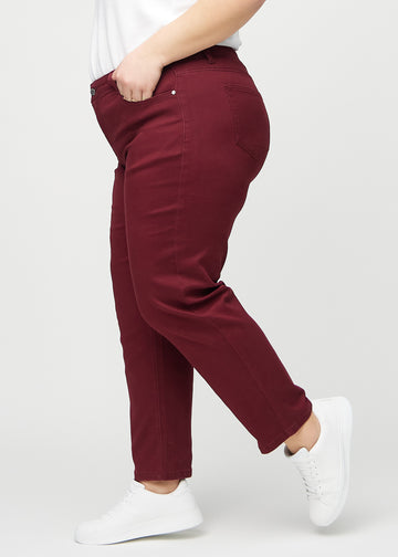 Regular-jeans til kvinner i mørkerød, fargen Santas. Sett fra siden på en plus size-modell.