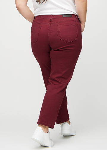 Regular-jeans til kvinner i mørkerød, fargen Santas. Sett bakfra på en plus size-modell, slik at hele passformen vises.