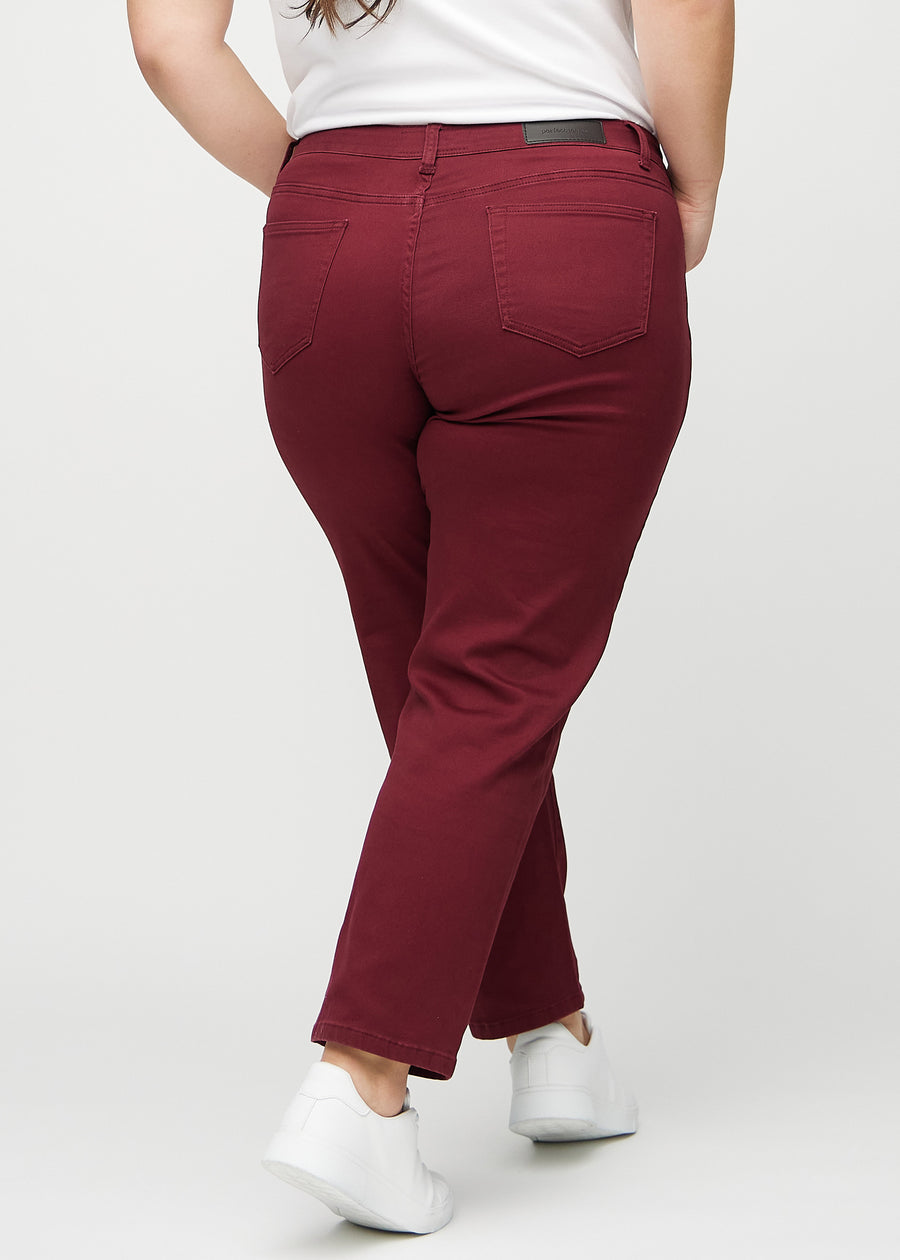Regular-jeans til kvinner i mørkerød, fargen Santas. Sett bakfra på en plus size-modell, slik at hele passformen vises.