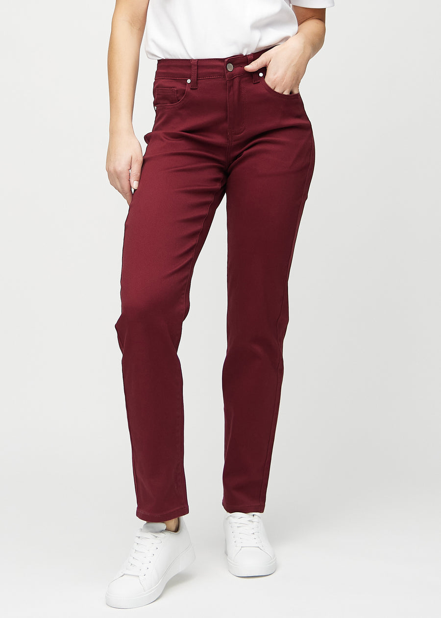 Regular-jeans til kvinner i mørkerød, fargen Santas. Sett forfra på en modell, med en klassisk rett benfasong.