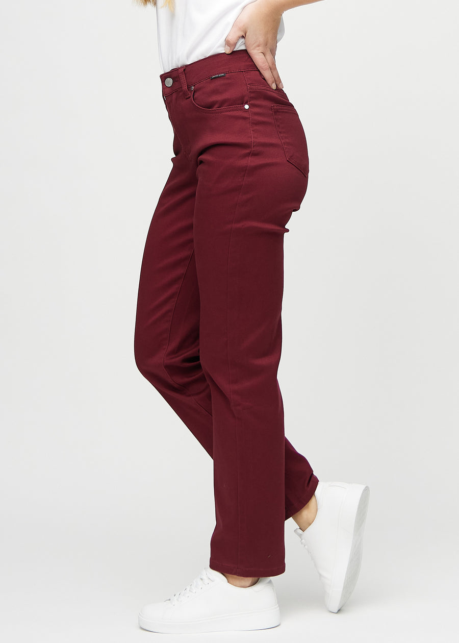 Regular-jeans til kvinner i mørkerød, fargen Santas. Sett fra siden på en modell.