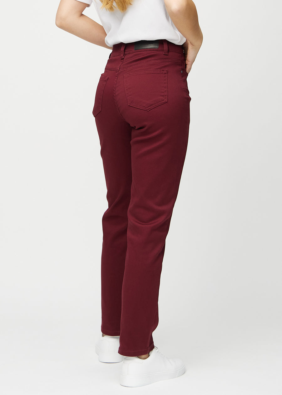 Regular-jeans til kvinner i mørkerød, fargen Santas. Sett bakfra på en modell, slik at hele passformen vises.