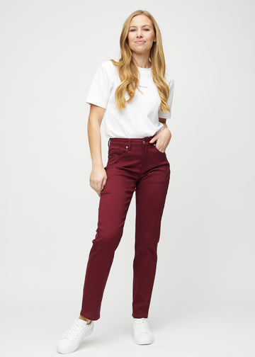 Regular-jeans til kvinner i mørkerød, fargen Santas. Helhetsbilde av en modell med jeansen på.