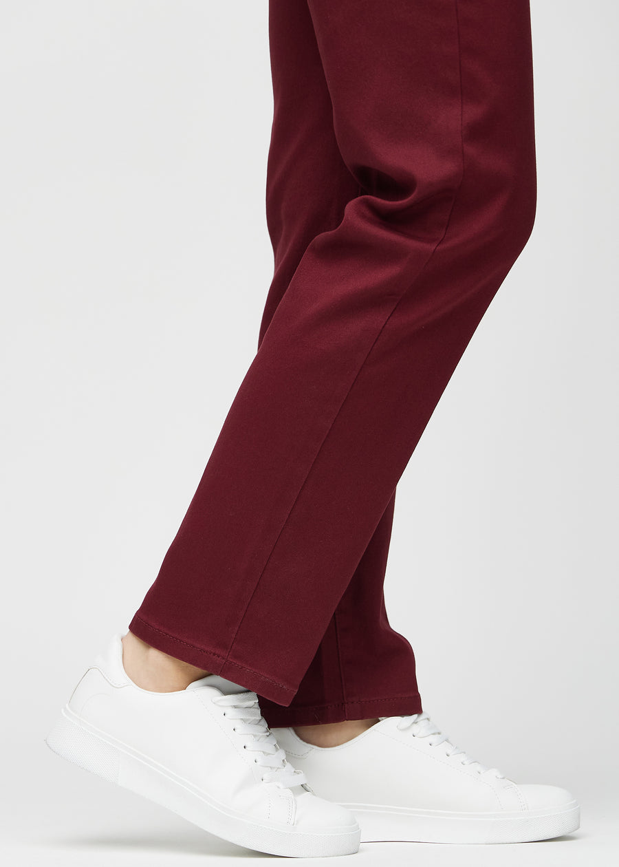 Regular-jeans til kvinner i mørkerød, fargen Santas. Nærbilde ved anklene på en modell, som viser de rette benavslutningene.