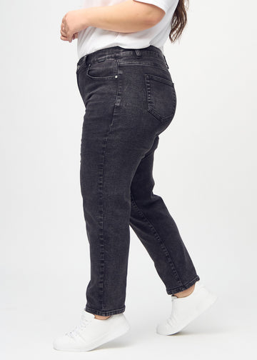 Regular-jeans til kvinner i mørkegrå, fargen Shadows. Sett fra siden på en plus size-modell.