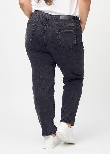 Regular-jeans til kvinner i mørkegrå, fargen Shadows. Sett bakfra på en plus size-modell, slik at hele passformen vises.
