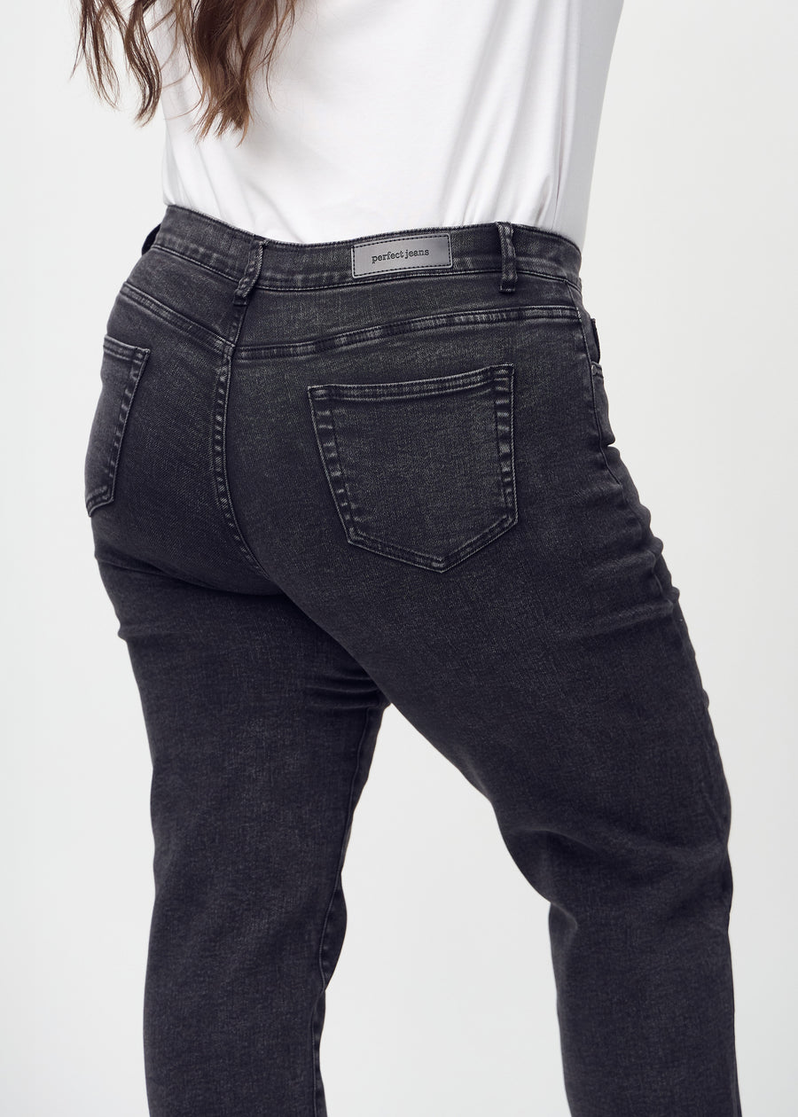 Regular-jeans til kvinner i mørkegrå, fargen Shadows. Nærbilde bakfra på en plus size-modell, som viser passform og detaljer.