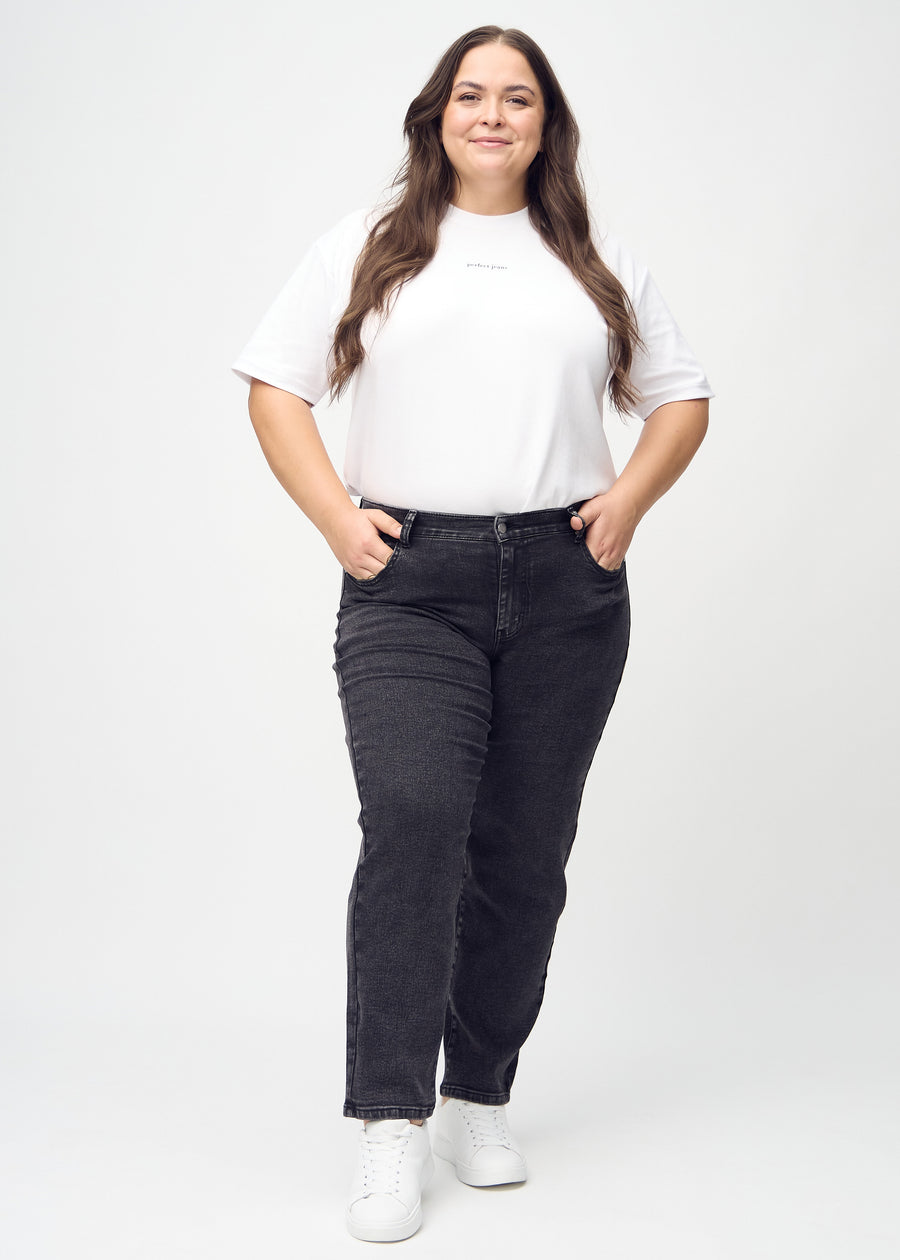 Regular-jeans til kvinner i mørkegrå, fargen Shadows. Helhetsbilde av en plus size-modell med jeansen på.