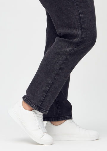Regular-jeans til kvinner i mørkegrå, fargen Shadows. Nærbilde ved anklene på en plus size-modell, som viser de rette benavslutningene.