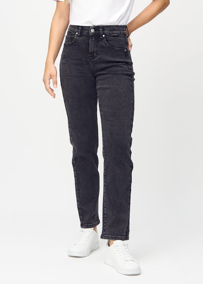 Regular-jeans til kvinner i mørkegrå, fargen Shadows. Sett forfra på en modell, med en klassisk rett benfasong.