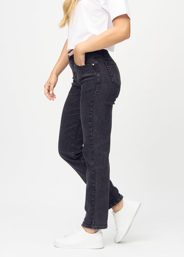 Regular-jeans til kvinner i mørkegrå, fargen Shadows. Sett fra siden på en modell.