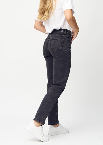 Regular-jeans til kvinner i mørkegrå, fargen Shadows. Sett bakfra på en modell, slik at hele passformen vises.