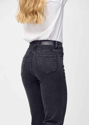 Regular-jeans til kvinner i mørkegrå, fargen Shadows. Nærbilde bakfra på en modell, som viser passform og detaljer.