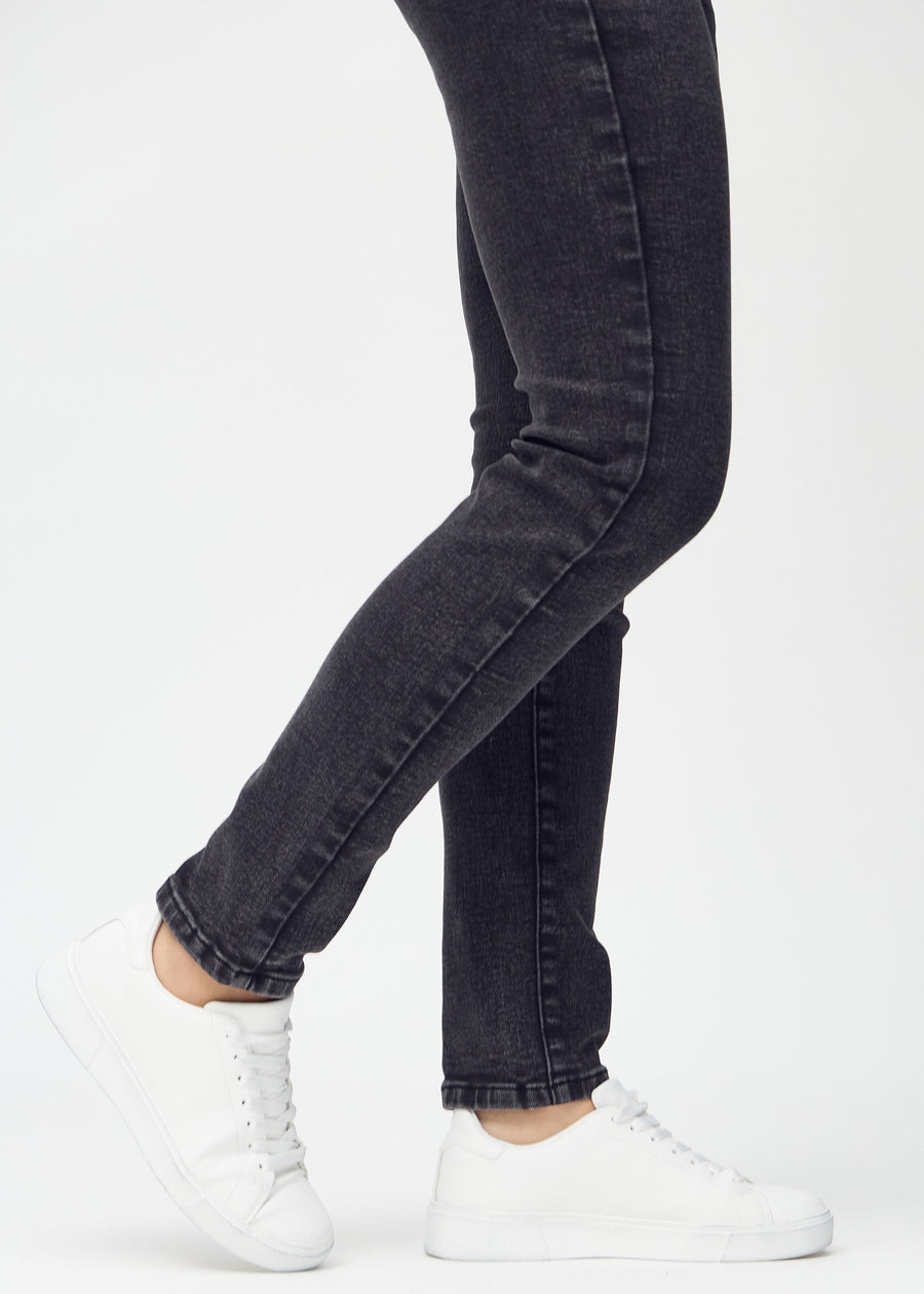 Regular-jeans til kvinner i mørkegrå, fargen Shadows. Nærbilde ved anklene på en modell, som viser de rette benavslutningene.