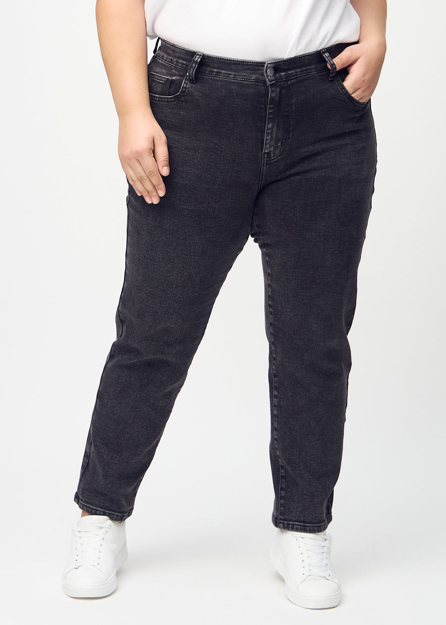 Regular-jeans til kvinner i mørkegrå, fargen Shadows. Sett forfra på en plus size-modell, med en klassisk rett benfasong.