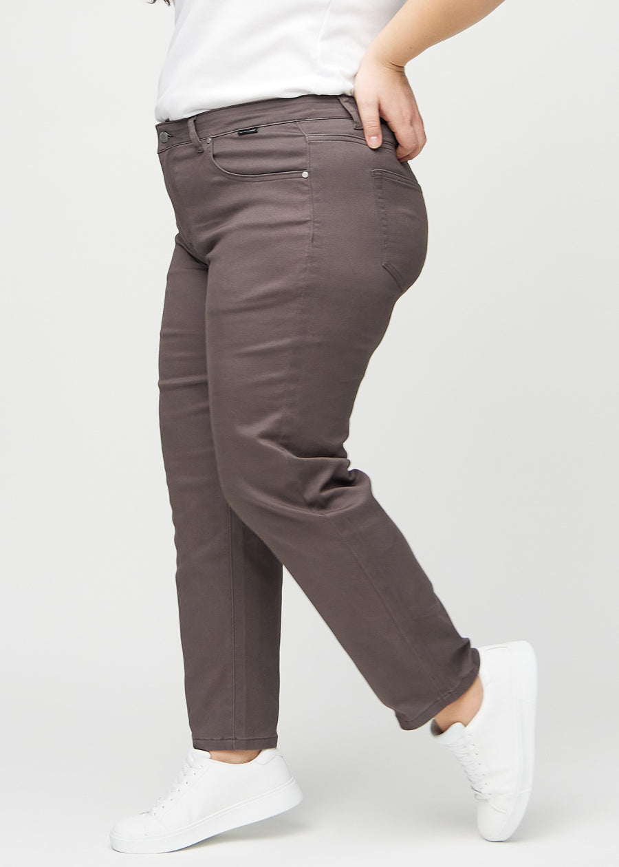Regular-jeans til kvinner i gråbrun, fargen Thunders. Sett fra siden på en plus size-modell.