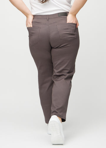 Regular-jeans til kvinner i gråbrun, fargen Thunders. Sett bakfra på en plus size-modell, slik at hele passformen vises.