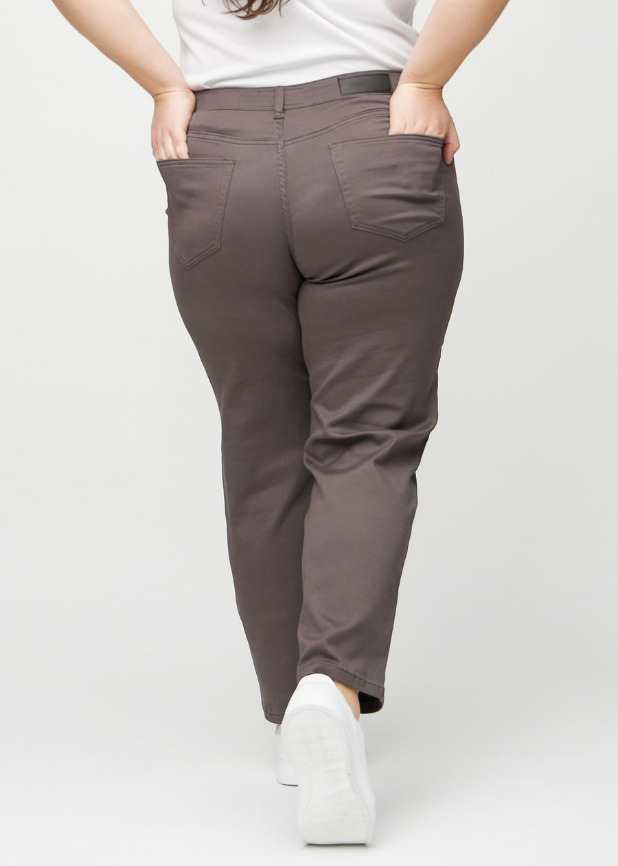 Regular-jeans til kvinner i gråbrun, fargen Thunders. Sett bakfra på en plus size-modell, slik at hele passformen vises.
