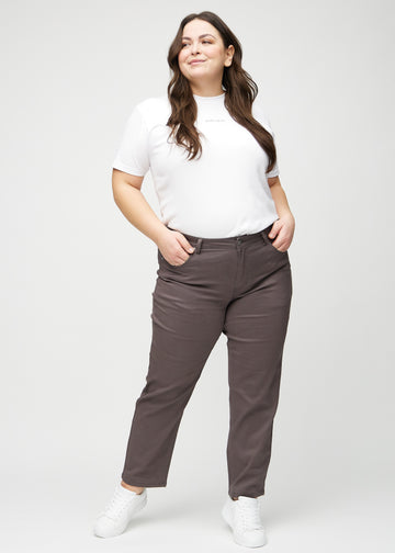 Regular-jeans til kvinner i gråbrun, fargen Thunders. Helhetsbilde av en plus size-modell med jeansen på.