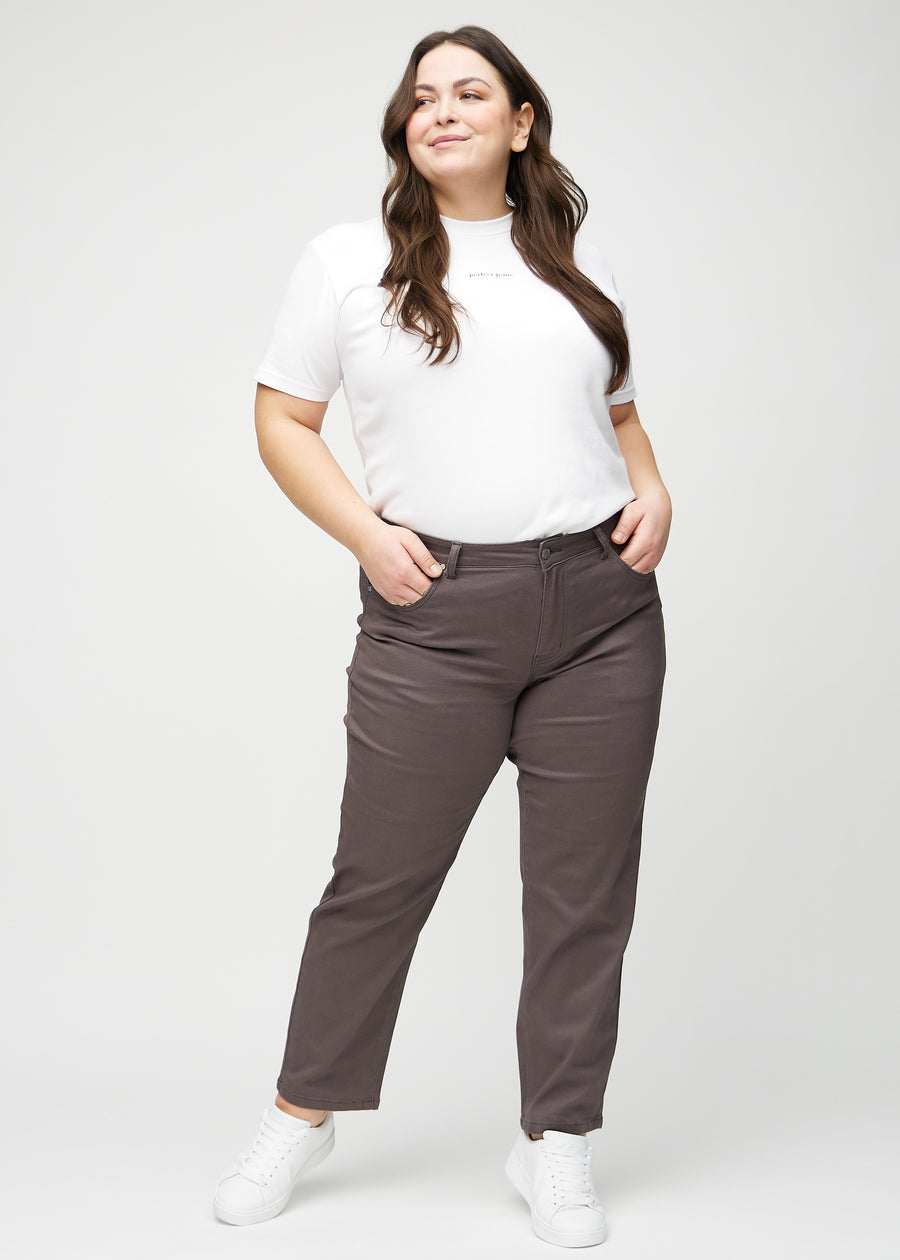 Regular-jeans til kvinner i gråbrun, fargen Thunders. Helhetsbilde av en plus size-modell med jeansen på.