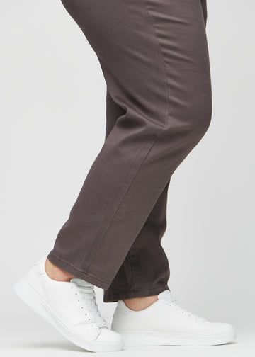 Regular-jeans til kvinner i gråbrun, fargen Thunders. Nærbilde ved anklene på en plus size-modell, som viser de rette benavslutningene.