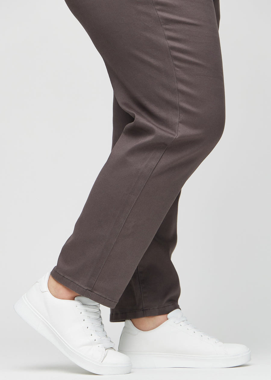 Regular-jeans til kvinner i gråbrun, fargen Thunders. Nærbilde ved anklene på en plus size-modell, som viser de rette benavslutningene.