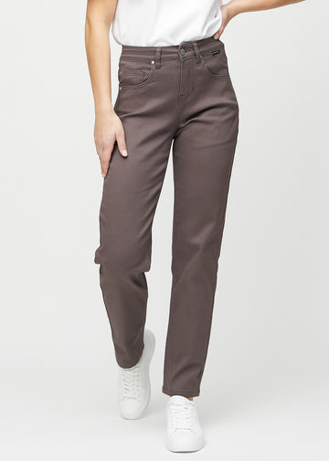 Regular-jeans til kvinner i gråbrun, fargen Thunders. Sett forfra på en modell, med en klassisk rett benfasong.