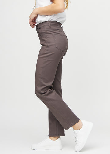 Regular-jeans til kvinner i gråbrun, fargen Thunders. Sett fra siden på en modell.