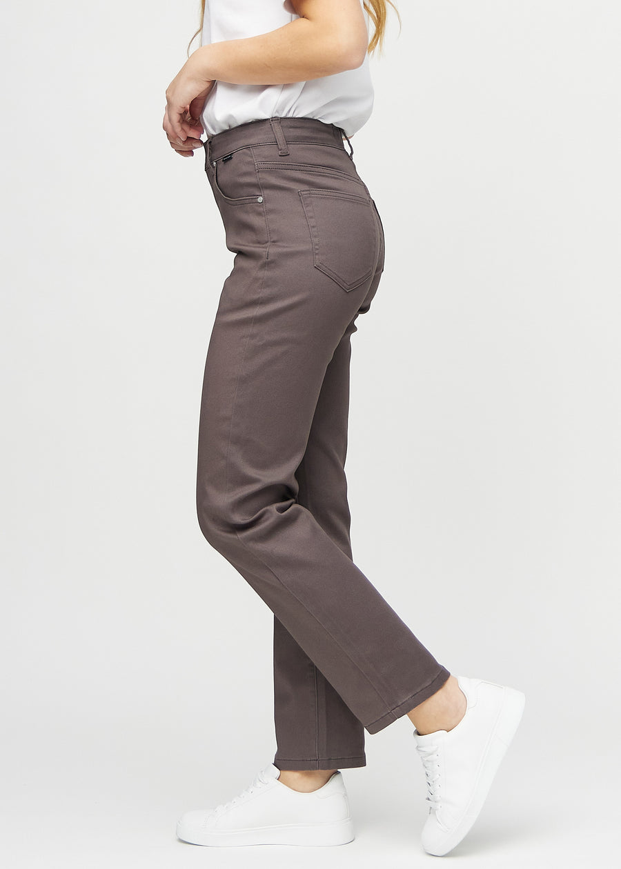 Regular-jeans til kvinner i gråbrun, fargen Thunders. Sett fra siden på en modell.