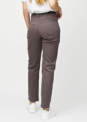 Regular-jeans til kvinner i gråbrun, fargen Thunders. Sett bakfra på en modell, slik at hele passformen vises.