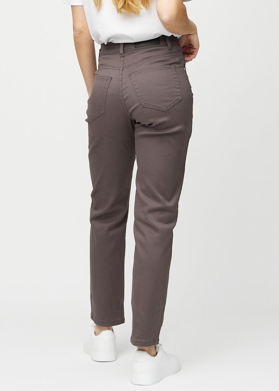 Regular-jeans til kvinner i gråbrun, fargen Thunders. Sett bakfra på en modell, slik at hele passformen vises.