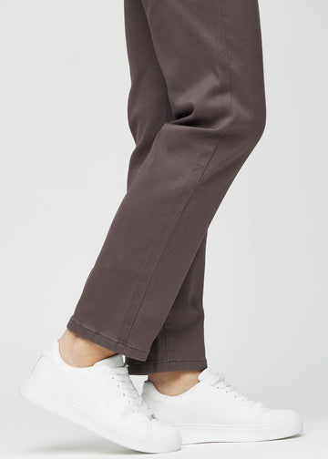 Regular-jeans til kvinner i gråbrun, fargen Thunders. Nærbilde ved anklene på en modell, som viser de rette benavslutningene.