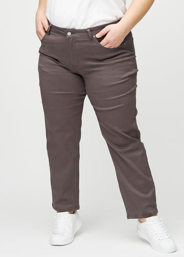 Regular-jeans til kvinner i gråbrun, fargen Thunders. Sett forfra på en plus size-modell, med en klassisk rett benfasong.