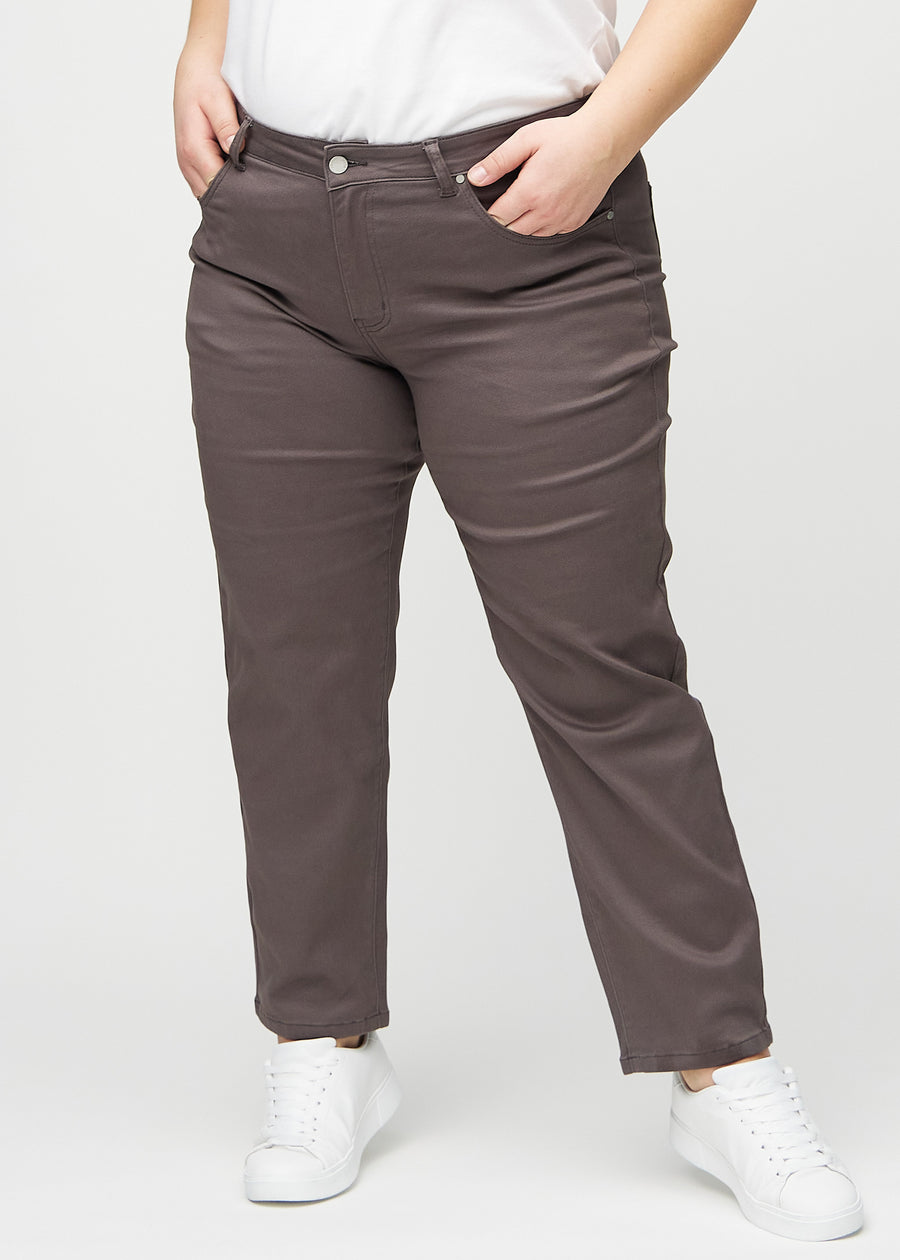 Regular-jeans til kvinner i gråbrun, fargen Thunders. Sett forfra på en plus size-modell, med en klassisk rett benfasong.