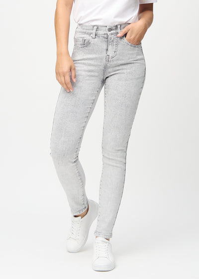 Skinny-jeans til kvinner i lysegrå, fargen Ashes. Sett forfra på en modell, med tettsittende ben.