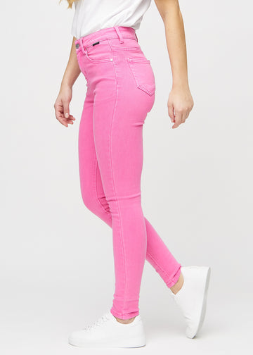 Skinny-jeans til kvinner i lyserosa, fargen Flamingos. Sett fra siden på en modell.