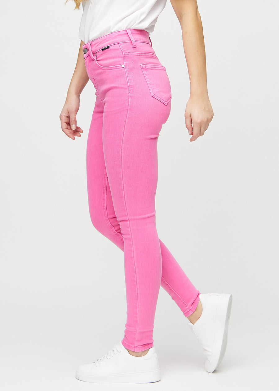 Skinny-jeans til kvinner i lyserosa, fargen Flamingos. Sett fra siden på en modell.