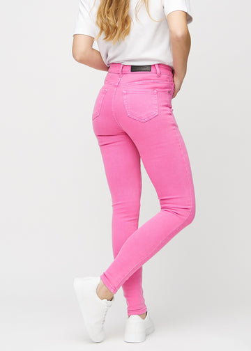 Skinny-jeans til kvinner i lyserosa, fargen Flamingos. Sett bakfra på en modell, slik at hele passformen vises.