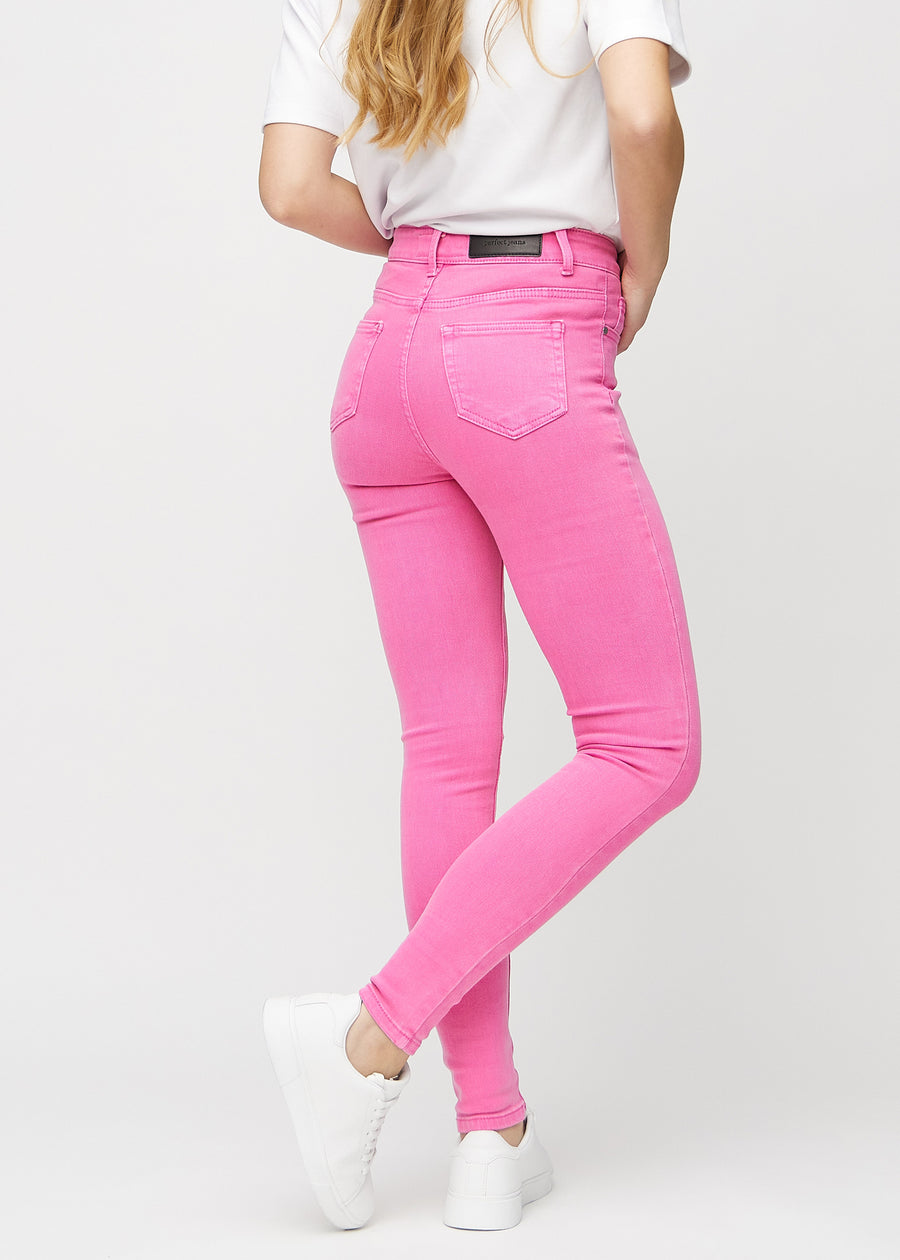 Skinny-jeans til kvinner i lyserosa, fargen Flamingos. Sett bakfra på en modell, slik at hele passformen vises.