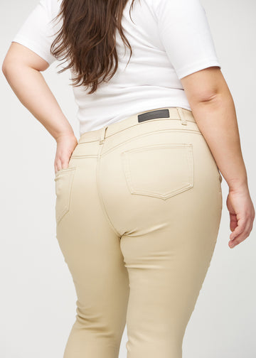 Skinny-jeans til kvinner i beige, fargen Gazelles. Nærbilde bakfra på en plus size-modell for å vise detaljene.