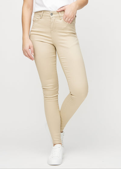 Skinny-jeans til kvinner i beige, fargen Gazelles. Sett forfra på en modell, med tett passform rundt bena.