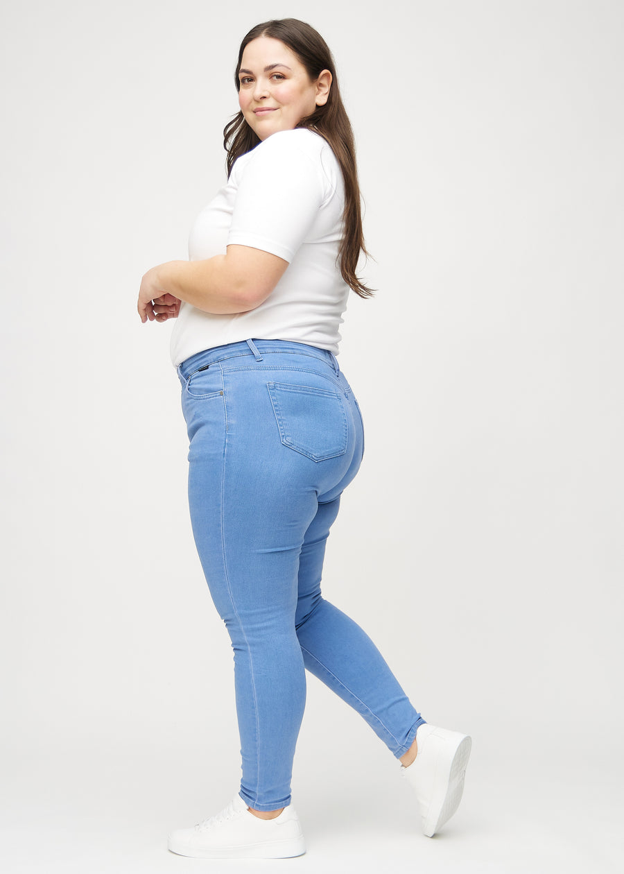 Skinny-jeans til kvinner i blå, fargen Geraniums. Sett fra siden på en plus size-modell.