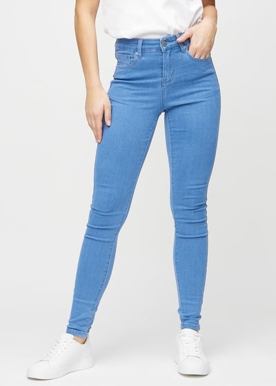Skinny-jeans til kvinner i blå, fargen Geraniums. Sett forfra på en modell, med tett passform rundt bena.